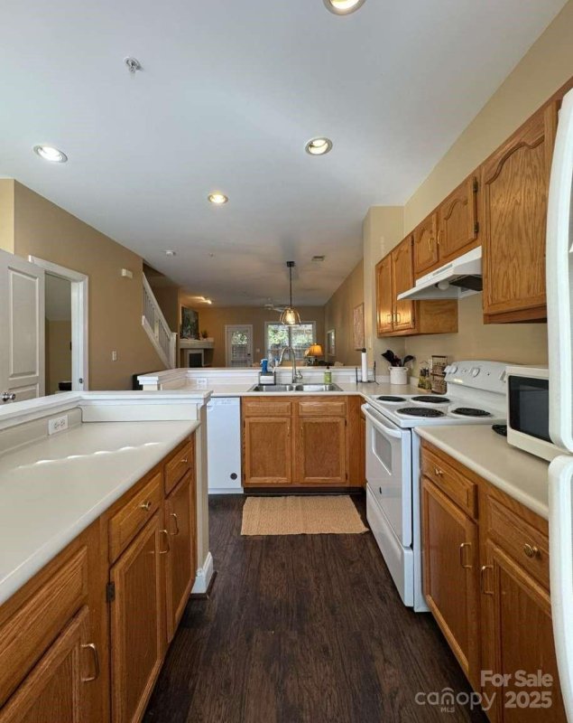 Property image 2 of 1049 Park West Drive in Park West, Charlotte, NC 28209