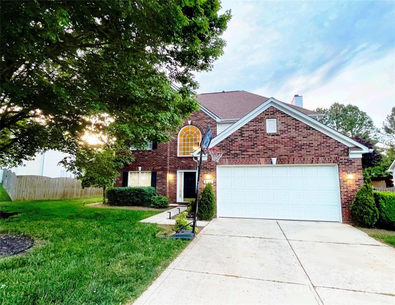 8218 Lynnewood Glen Drive