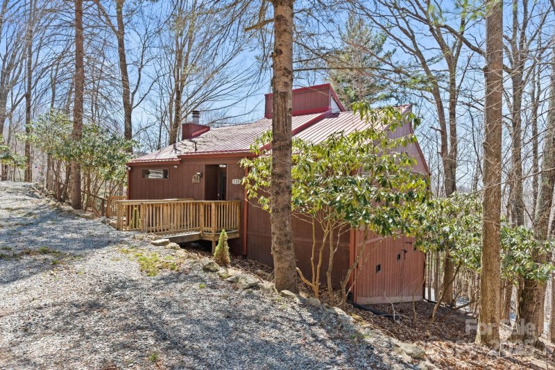 Property image 3 of 135 Clubhouse Road in Grassy Gap Golf Course, Beech Mountain, NC 28604