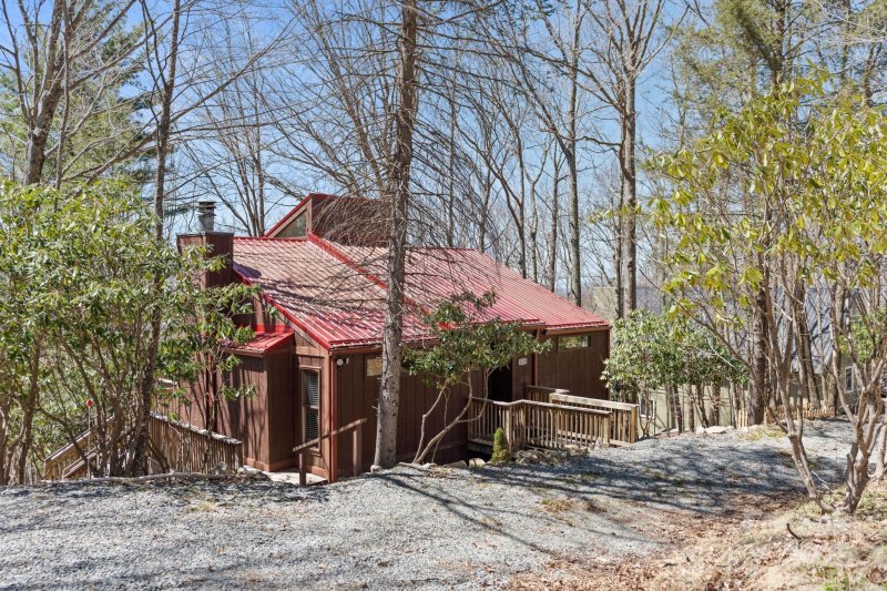 Property image 5 of 135 Clubhouse Road in Grassy Gap Golf Course, Beech Mountain, NC 28604