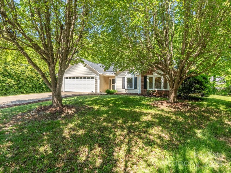 989 Thorncrest Court