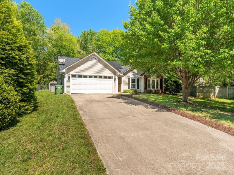 Property image 2 of 989 Thorncrest Court in Southchase, Fletcher, NC 28732