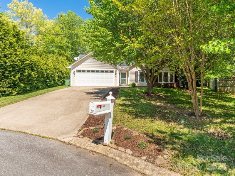 Property image 3 of 989 Thorncrest Court in Southchase, Fletcher, NC 28732