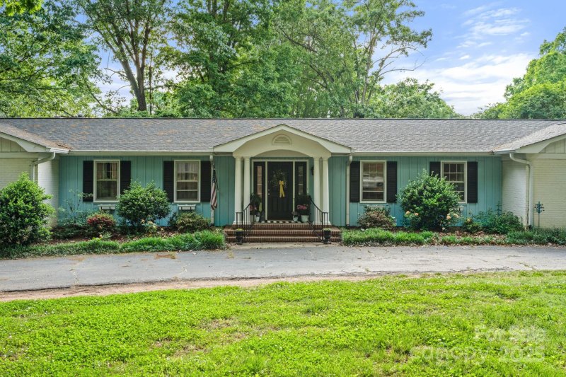 Property image 3 of 108 Augusta Drive in Shannon Acres, Statesville, NC 28625