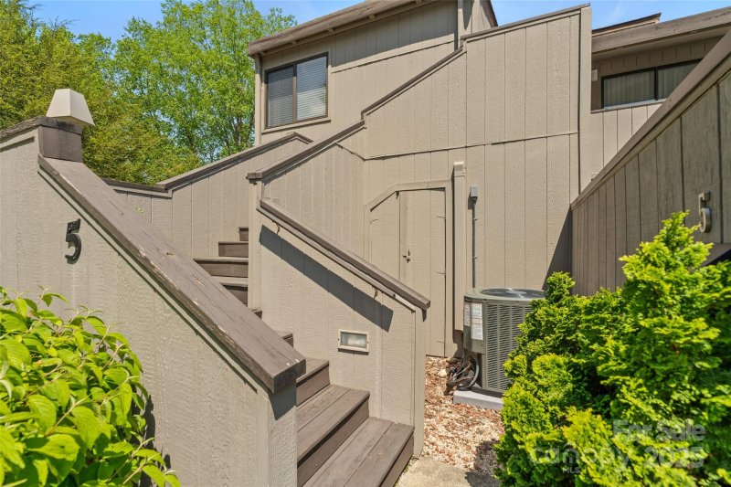 Property image 3 at 5 Lakemoor Lane, Hendersonville, NC 28739