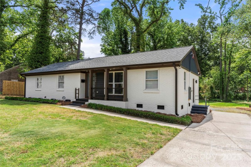 Property image 4 at 1820 Shannonhouse Drive, Charlotte, NC 28215