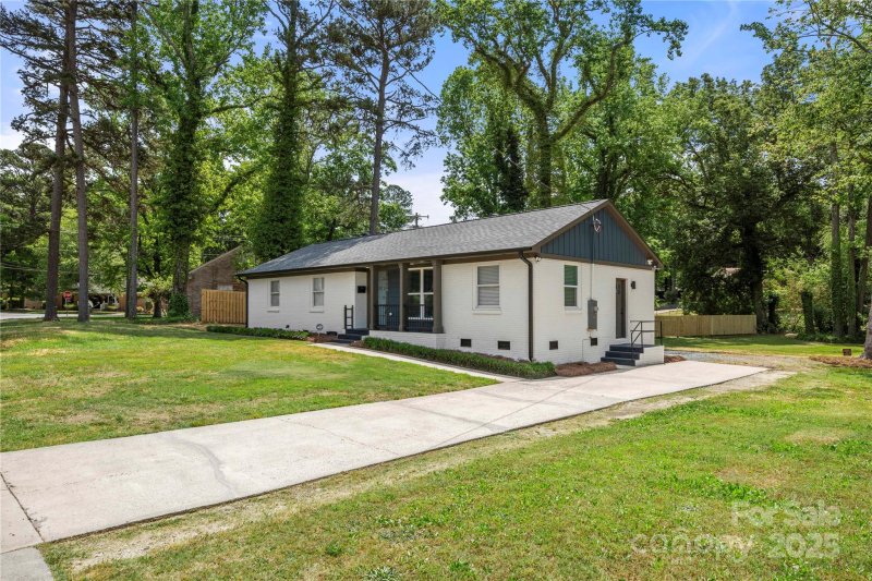 Property image 5 at 1820 Shannonhouse Drive, Charlotte, NC 28215