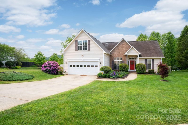 Property image 2 of 102 W Farm Creek Drive in Crowell Farms, Asheville, NC 28806