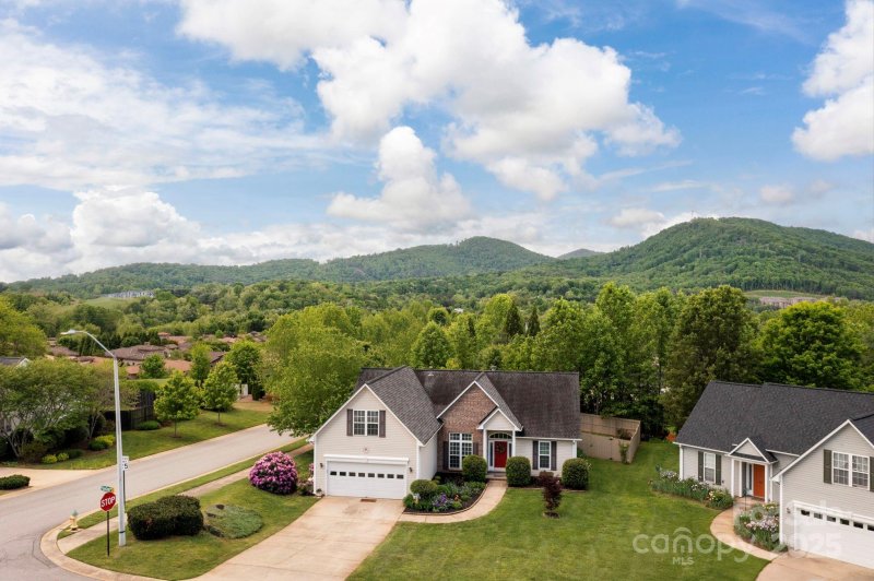 Property image 3 of 102 W Farm Creek Drive in Crowell Farms, Asheville, NC 28806