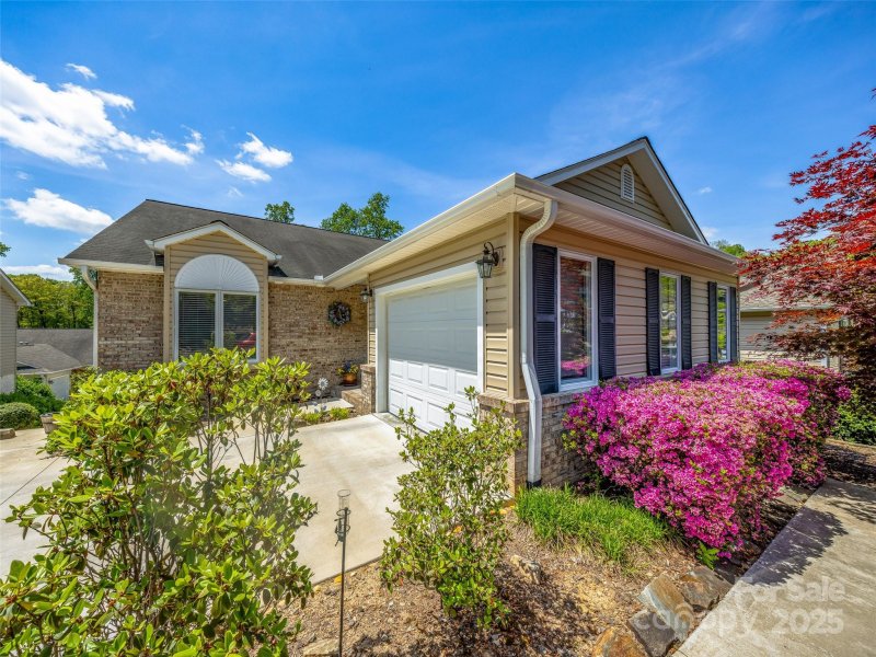 Property image 3 of 27 Putter Court in Cummings Cove, Hendersonville, NC 28739