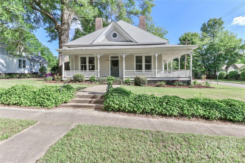 Property image 2 of 531 Walnut Street in Historic District, Statesville, NC 28677