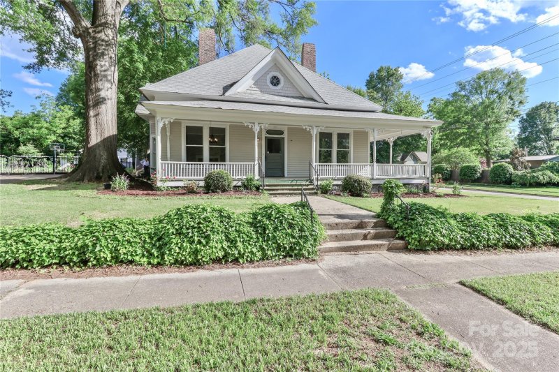 Property image 3 of 531 Walnut Street in Historic District, Statesville, NC 28677