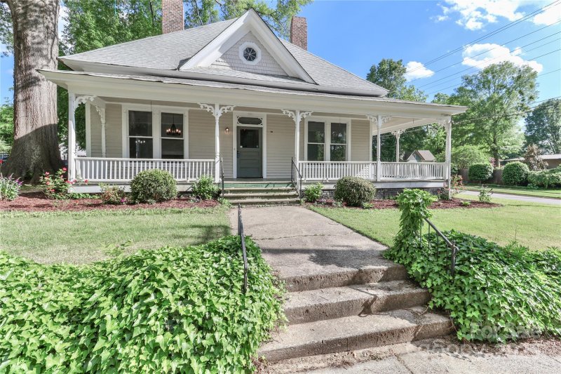 Property image 4 of 531 Walnut Street in Historic District, Statesville, NC 28677