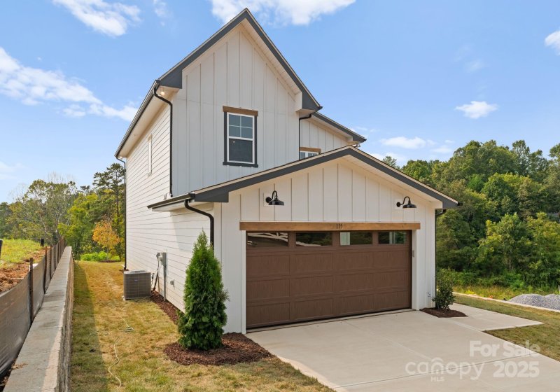 Property image 4 of 115 Chapel Crossing Lane in Chapel Crossing, Weaverville, NC 28787