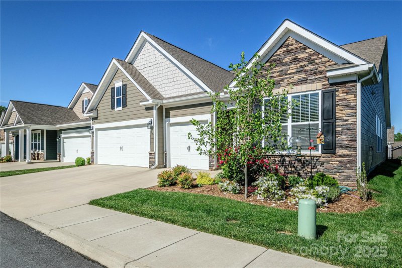 Orchards of Flat Rock, Flat Rock community