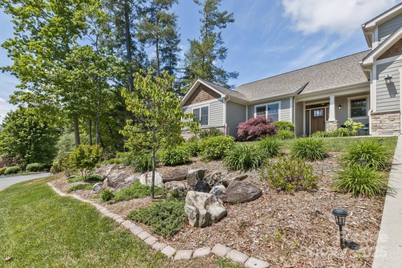 Property image 2 of 140 Shadowleaf Drive in Cummings Cove, Hendersonville, NC 28739