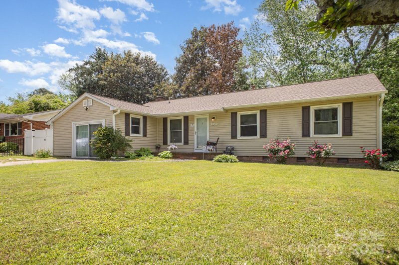 Property image 3 of 4100 Sudbury Road in Windsor Park, Charlotte, NC 28205