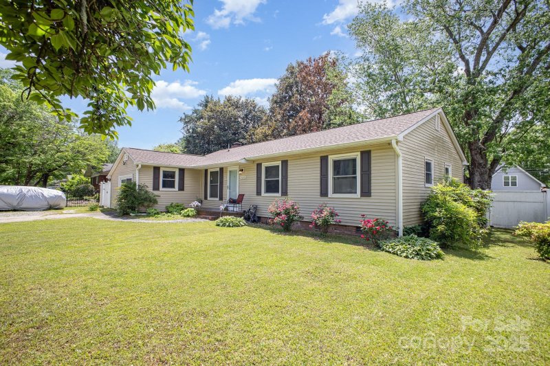 Property image 4 of 4100 Sudbury Road in Windsor Park, Charlotte, NC 28205