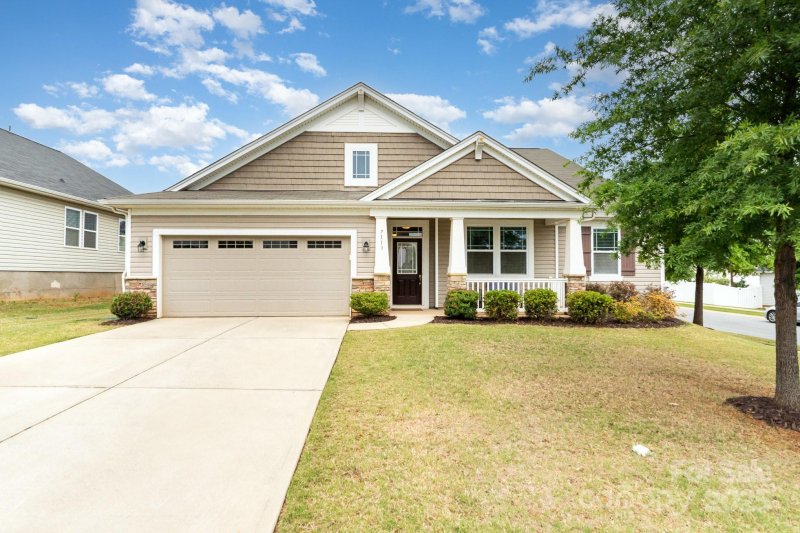 Property image 2 at 7113 Meridale Forest Drive, Charlotte, NC 28269