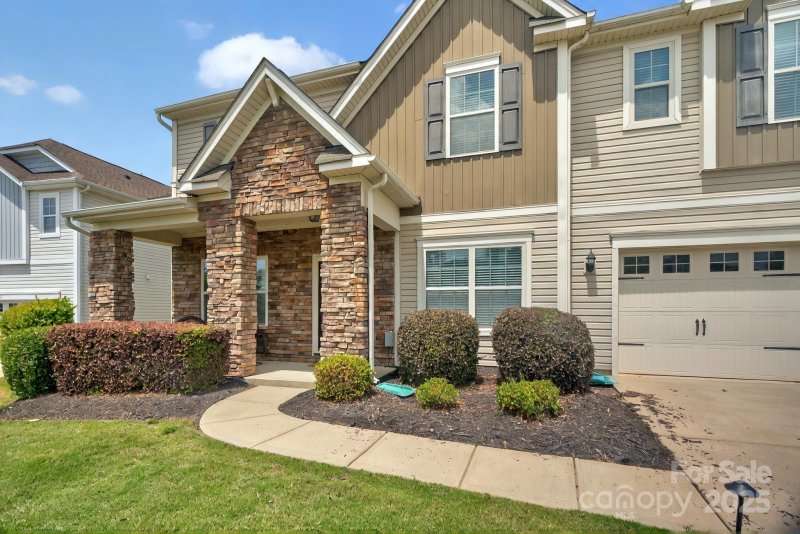 Creekshire Village, Charlotte Community