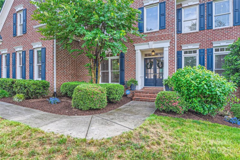 Property image 3 at 2215 Maycroft Drive, Charlotte, NC 28262