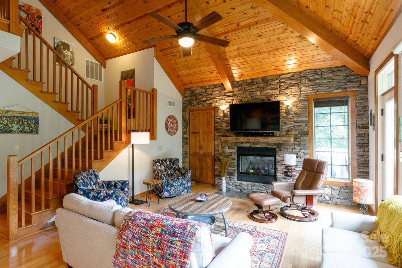 Property image 3 of 222 Creekside Way in Mountain Air, Burnsville, NC 28714