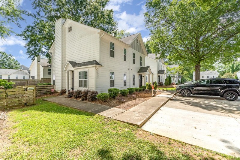 Property image 2 of 1533 Briar Creek Road in Midwood Place, Charlotte, NC 28205