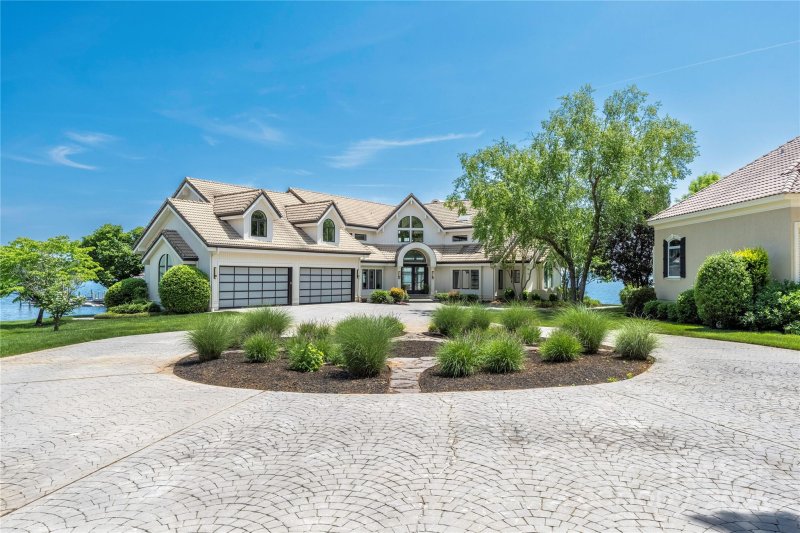 Property image 3 of 3386 Governors Island Drive in Governors Island, Denver, NC 28037