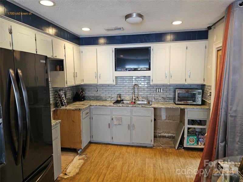 Property image 2 of 1700 Old Towne Court in Yorkwood, Charlotte, NC 28217