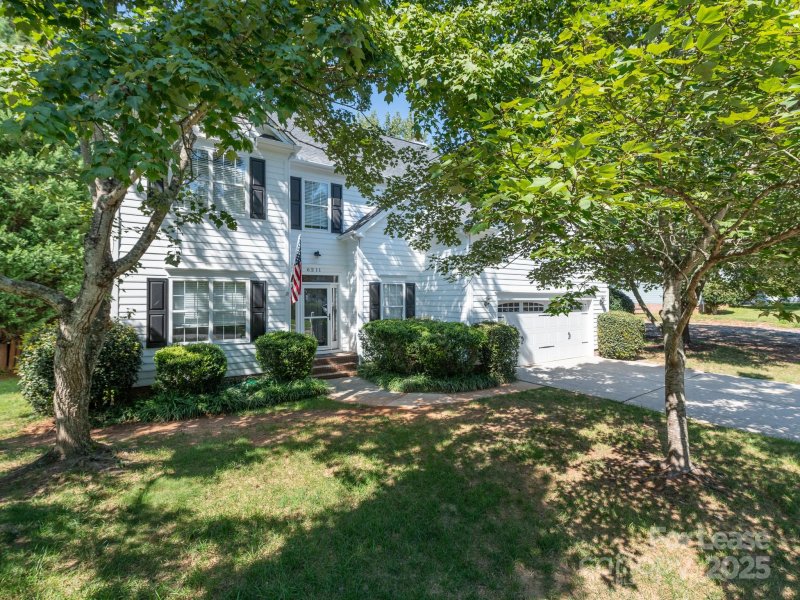 Property image 2 at 6211 Rosebriar Lane, Charlotte, NC 28277