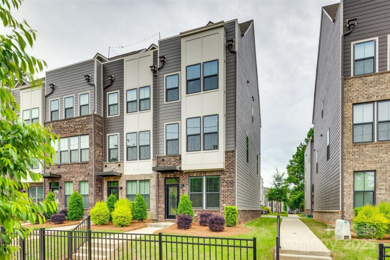 Property image 3 at 556 Billingsley Road, Charlotte, NC 28211