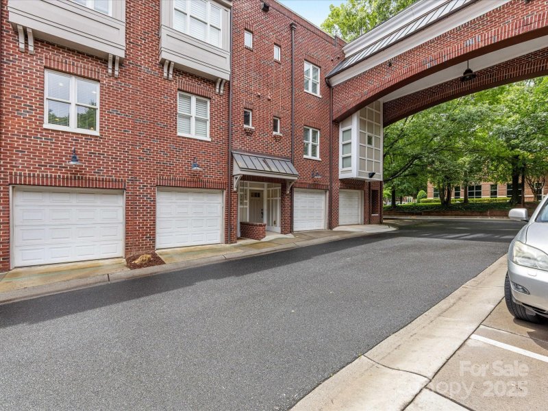 Property image 2 at 100 N Laurel Avenue, Charlotte, NC 28207