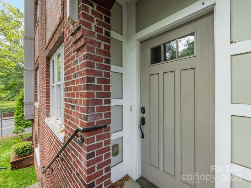 Property image 3 at 100 N Laurel Avenue, Charlotte, NC 28207