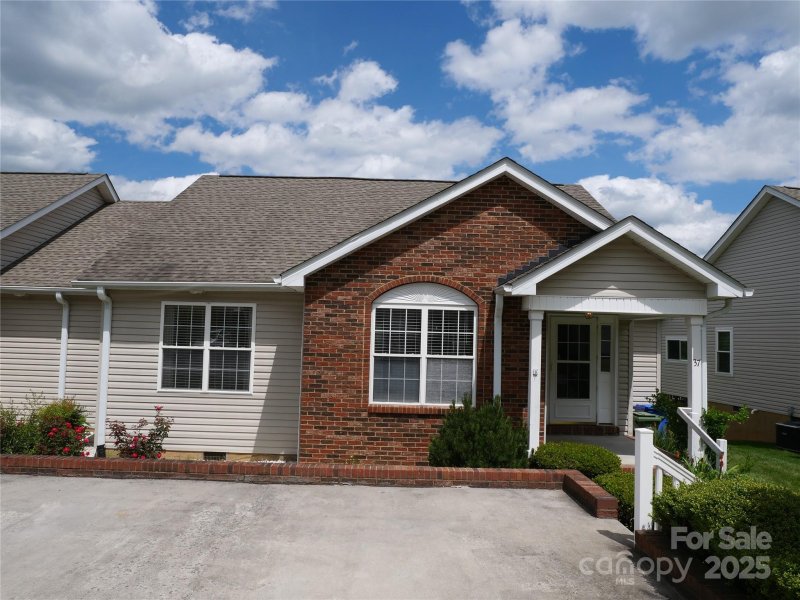 Property image 2 of 37 S Woodridge View Court in Haywood Townes, Hendersonville, NC 28791