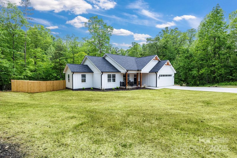 Property image 2 at 1222 Summerhill Street, Lenoir, NC 28645