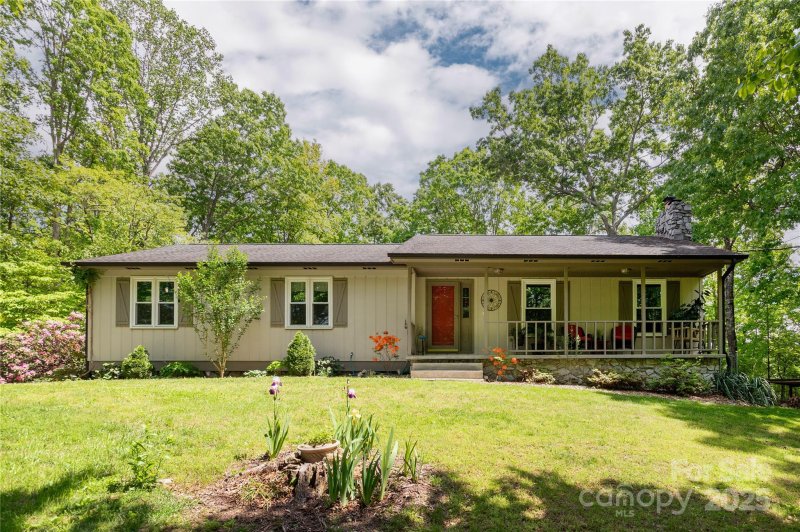 Property image 3 of 230 Foxwood Drive in Foxwood, Hendersonville, NC 28791