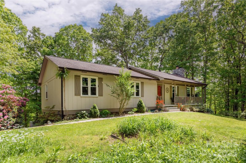 Property image 4 of 230 Foxwood Drive in Foxwood, Hendersonville, NC 28791