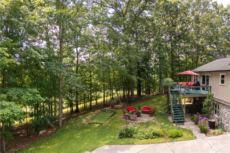 Property image 5 of 230 Foxwood Drive in Foxwood, Hendersonville, NC 28791