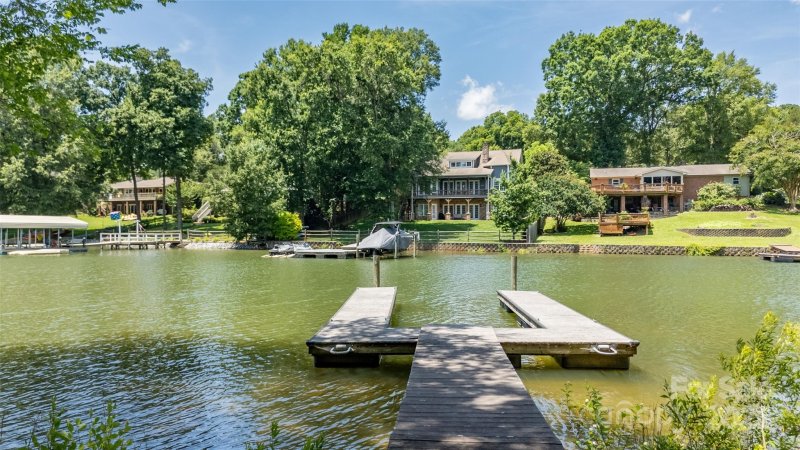 Property image 2 of 584 Williamson Road in Idlewood Harbor, Mooresville, NC 28117