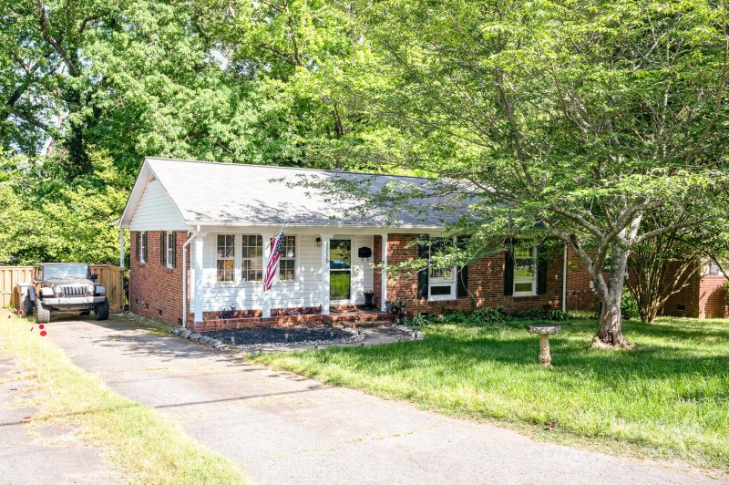 Property image 3 at 1115 Grovewood Drive, Charlotte, NC 28208