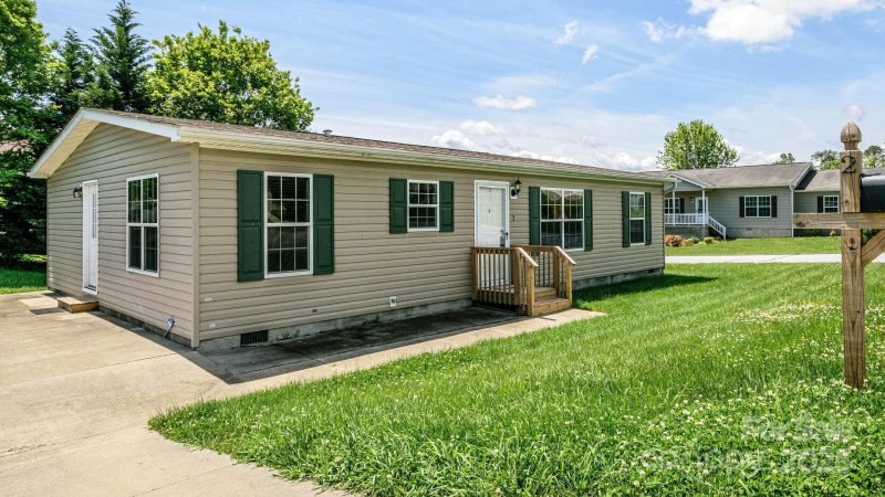 Property image 2 at 2 N Frederick Lane, Hendersonville, NC 28792