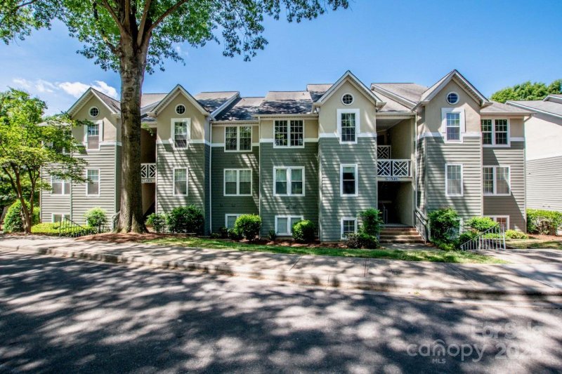 Property image 2 at 19901 Henderson Road, Cornelius, NC 28031