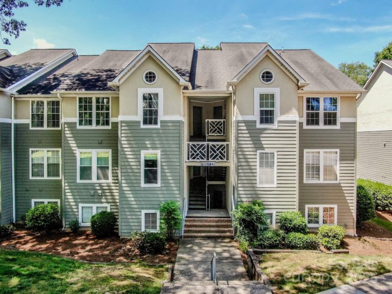 Property image 3 at 19901 Henderson Road, Cornelius, NC 28031