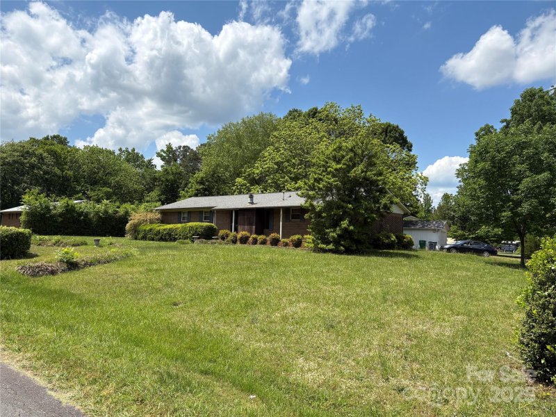 Property image 2 at 947 Ravendale Drive, Charlotte, NC 28216