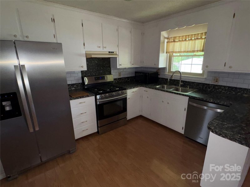 Property image 5 at 947 Ravendale Drive, Charlotte, NC 28216
