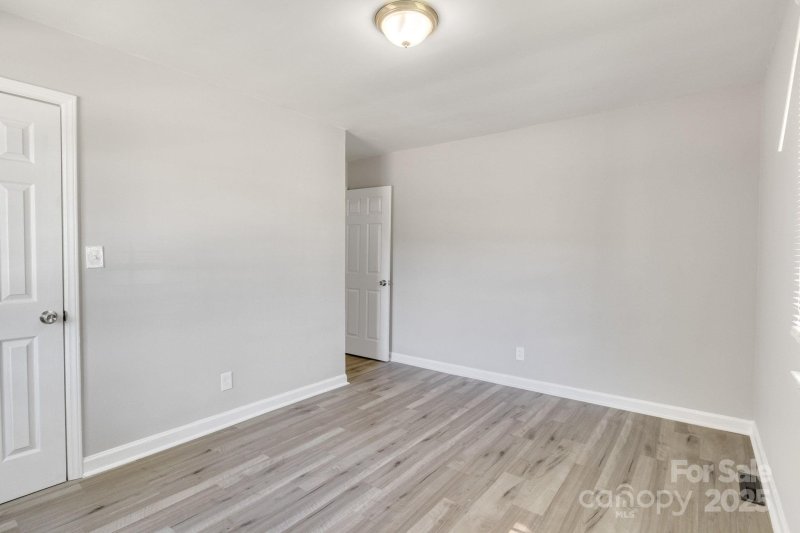 Property image 5 of 3637 Glenville Avenue in Shamrock Hills, Charlotte, NC 28215