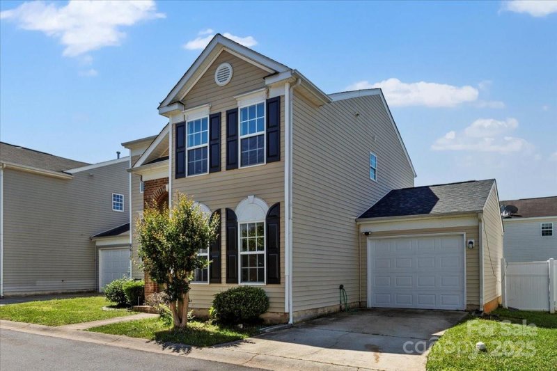 Property image 3 at 8610 Sawleaf Court, Charlotte, NC 28215