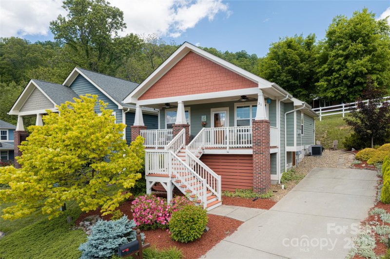 Property image 2 of 31 Byrdcliffe Lane in Byrdcliffe, Asheville, NC 28805