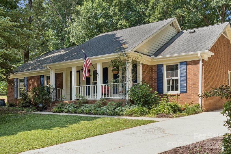 Property image 2 at 405 Scarborough Lane, Matthews, NC 28105