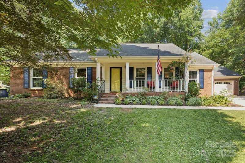 Property image 3 at 405 Scarborough Lane, Matthews, NC 28105